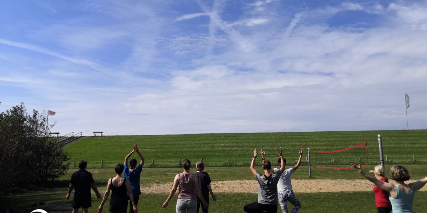 Deichyoga mit Bärbel Elpersbüttel Ding am Deich Bärbel Phönix Yoga