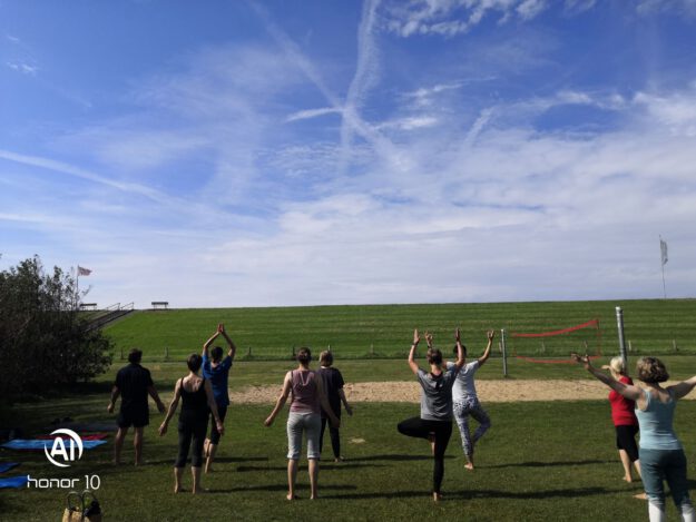 Deichyoga mit Bärbel Elpersbüttel Ding am Deich Bärbel Phönix Yoga