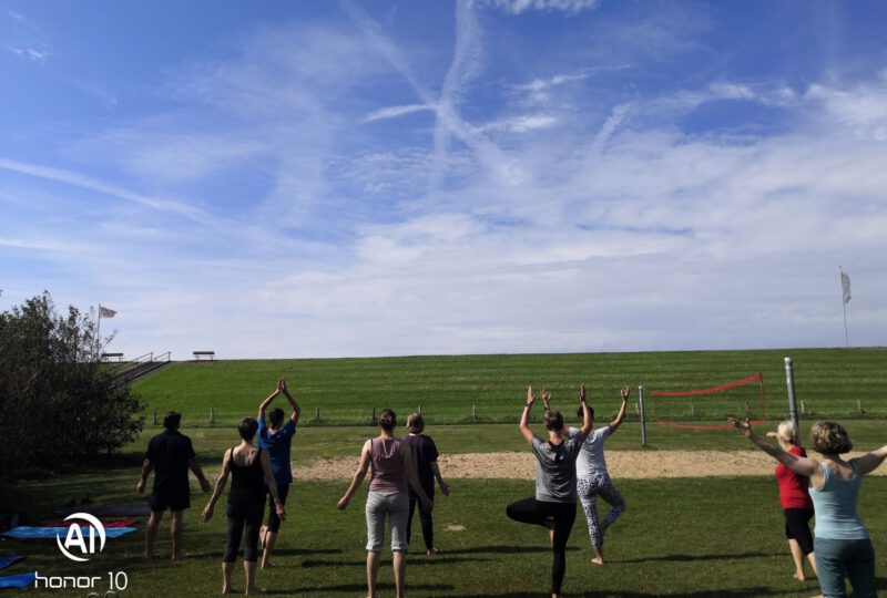 Deichyoga mit Bärbel Elpersbüttel Ding am Deich Bärbel Phönix Yoga